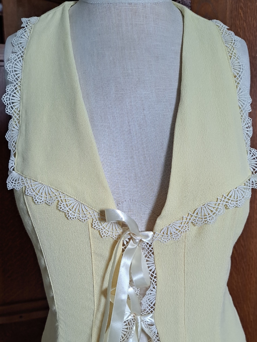 Free People "Lost In Your Love" Lace Trim Vest Top in Mellow Yellow - Size M - Picture 3 of 9